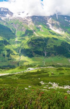 Panoramik Grossglockner High A boyunca doğal dağ manzarası