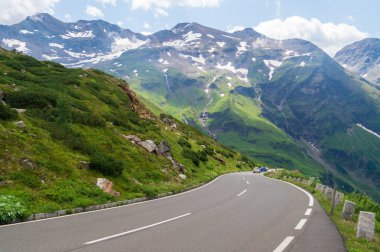 Panoramik Grossglockner High A boyunca doğal dağ manzarası