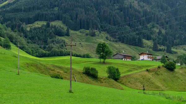 Alpejska wioska na stoku górskim, Austria — Zdjęcie stockowe