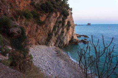 Akşam ışığında denizde doğal kayalıklar