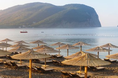 Deniz plajında baston güneşlikleri