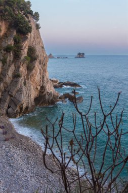 Akşam ışığında denizde doğal kayalıklar