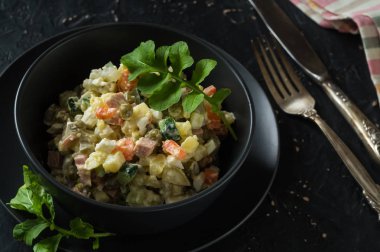 Geleneksel festival rus salatası Olivie ile Bowl