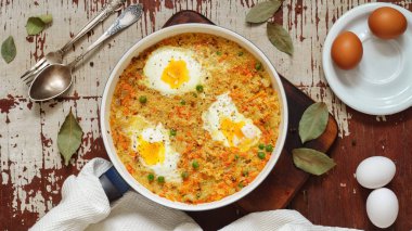 Beyaz bir tavada sebze ve yumurta ile Buğday lapası