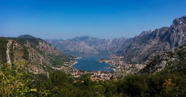 Dağların panoraması ve Kotor Körfezi, Adriyatik'in en büyük körfezi