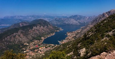 Dağların panoraması ve Kotor Körfezi, Adriyatik'in en büyük körfezi
