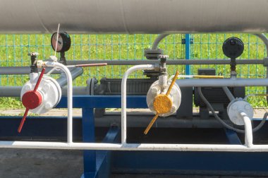 Boru hattı benzin istasyonundaki gaz vanaları ve göstergeleri