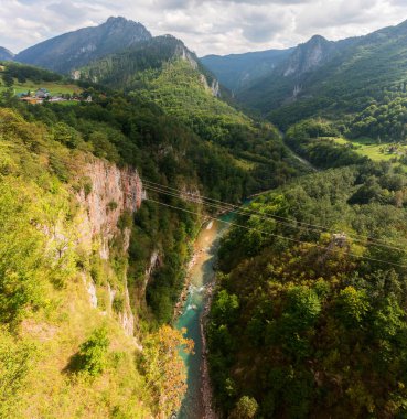 Doğal dağlar ve derin nehir Tara kanyonu, Karadağ