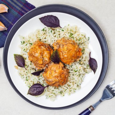 Köfte ve pirinç otlar ve ba ile beyaz ve siyah tabaklarda