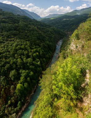 Doğal dağlar ve derin nehir Tara kanyonu, Karadağ