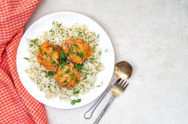 Haşlanmış köfte ve pirinç gri otlar ile beyaz bir tabakta 