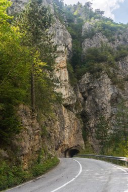 Dağ yolu ve kayalarda bir tünel