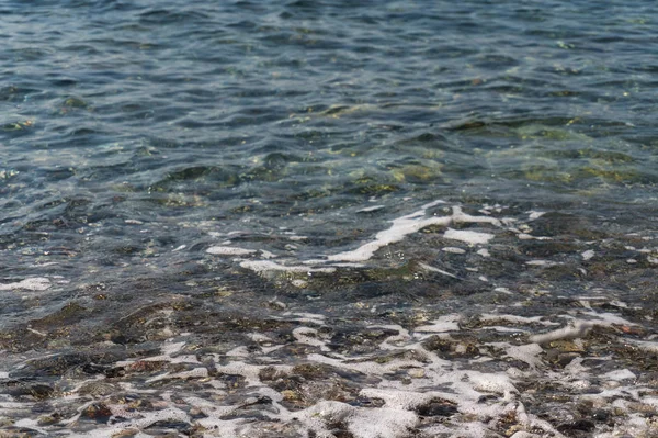 清澈的海水和五颜六色的鹅卵石 — 图库照片