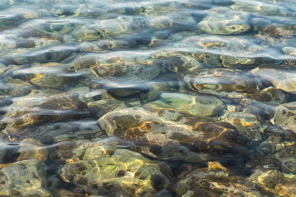 Clear water and colorful pebbles on the sea — Stock Photo, Image