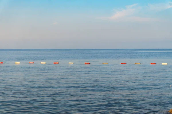 Fila de boyas rojas y blancas en el mar — Foto de Stock