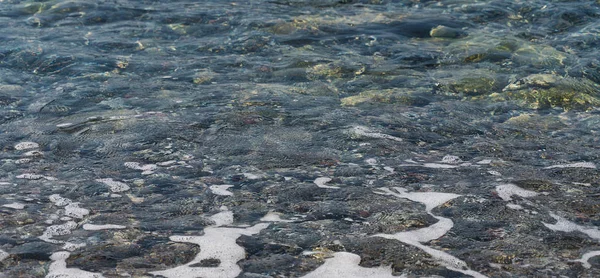 清澈的海水和五颜六色的鹅卵石 — 图库照片