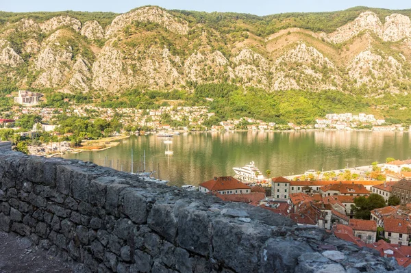 Altstadt von kotor und kotor bucht, montenegro — Stockfoto