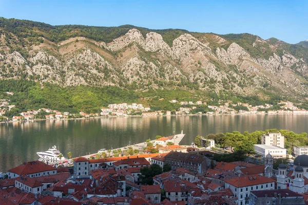 Altstadt von kotor und kotor bucht, montenegro — Stockfoto