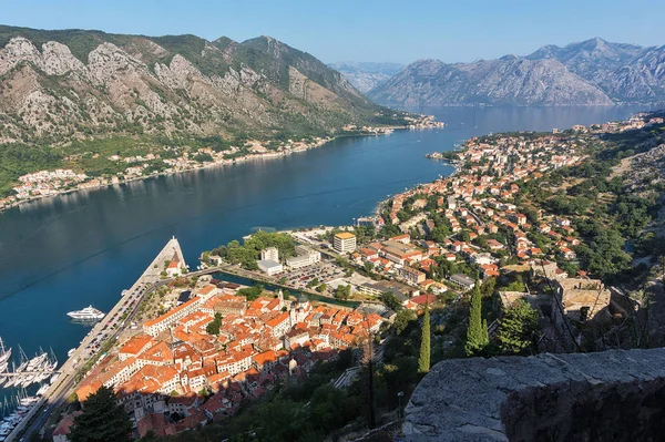 Pemandangan dari atas di kota tua Kotor dan Kotor Bay, Montenegro — Stok Foto