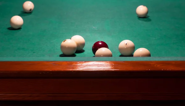 Bolas brancas em uma mesa de bilhar — Fotografia de Stock