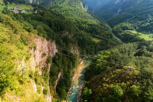 Malerische Berge und tiefe Tara-Schlucht des Flusses, Montenegro — Stockfoto