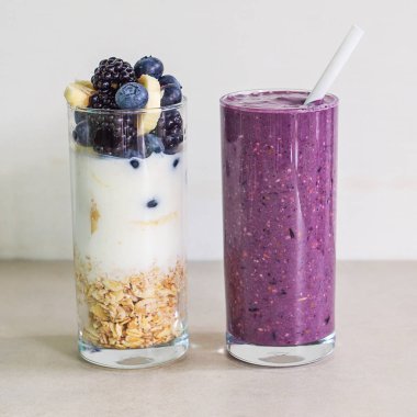 Muz, yaban mersini, böğürtlen, yulaf ezmesi ve yoğurt smoothies bir