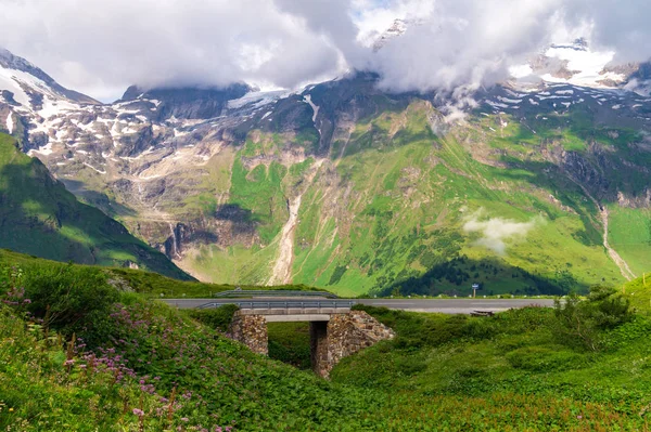Picturesque surroundings of Grossglockner High Alpine Road in su — Stock Photo, Image