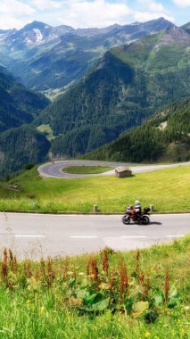 Grossglockner High Alpine Road üzerinde Biker, doğal turistik rota