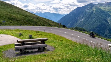 Grossglockner High Alpine Road üzerinde Biker, doğal turistik rota