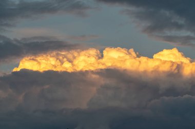 Gün batımında Yanan sarı güneş ışığı thundercloud