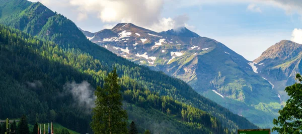 Вид со стороны Шоссе Энтузиастов. Панорама альпийских моу — стоковое фото