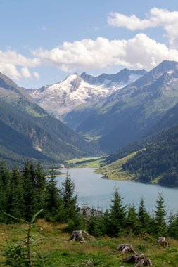 High Tauern Ulusal Parkı. Göl ve m ile resmedilmiş manzara