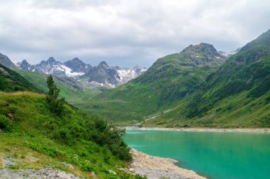 Dağların ve Vermunt Gölü 'nün manzarası Silvretta High Alpine Road, Avusturya