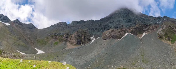 Formación de roca gris-verde en una ladera —  Fotos de Stock