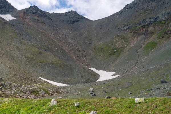 Bir yamaçta gri-yeşil kaya oluşumu — Stok fotoğraf