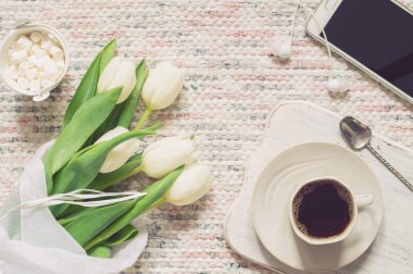 Beyaz lale buketi, kahve ve telefon