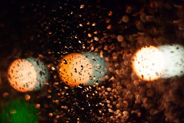 Işık noktaları ve yağmur damlaları soyut arkaplan