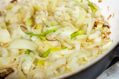 Kızarmış tavada kızartılmış soğan.