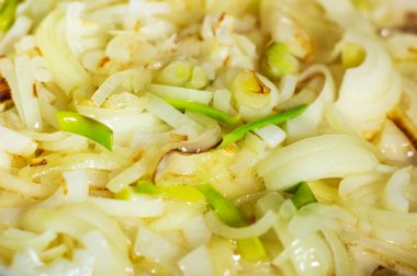 Kızarmış tavada kızartılmış soğan.