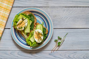 Mayasız ekmek, salatalık, marul, yumurta ve mikroyeşil.