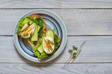 Mayasız ekmek, salatalık, marul, yumurta ve mikroyeşil.