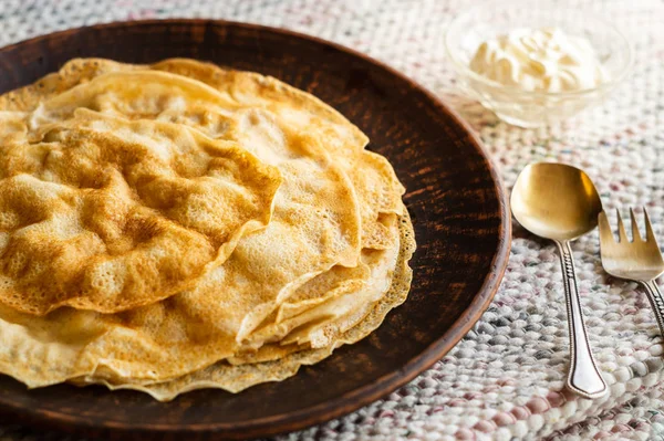 Panquecas fritas finas em uma placa — Fotografia de Stock