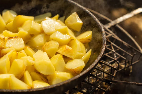 Patate fritte in una padella su una griglia — Foto Stock