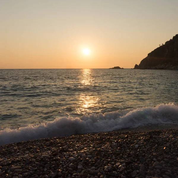 Puesta de sol escénica en el mar — Foto de Stock