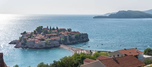 Saint Stephen adalah sebuah pulau kecil dan resor mewah di Laut Adriatik, Montenegro — Stok Foto