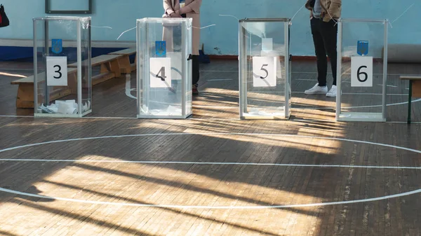 Transparent ballot boxes at a polling station in Ukraine — Stock Photo, Image