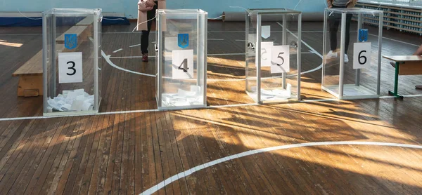Прозорі виборчі бюлетені на виборчій дільниці в Україні. — стокове фото