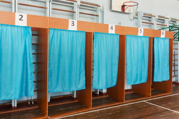 Sandık merkezinde oy kullanma kabinleri. Ukrayna 'da seçimler