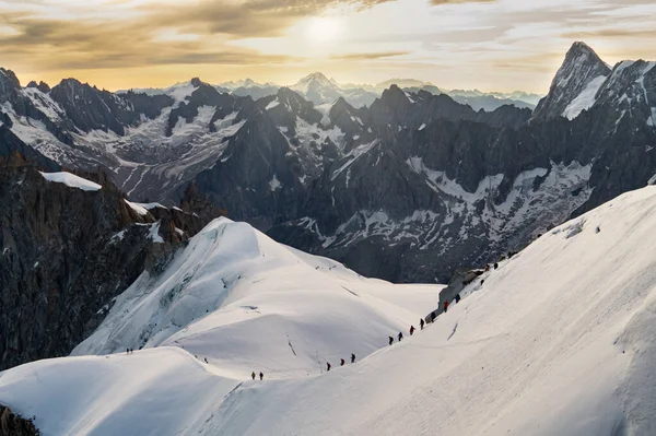 Catena di arrampicatori su una montagna innevata del massiccio del Monte Bianco — Foto Stock