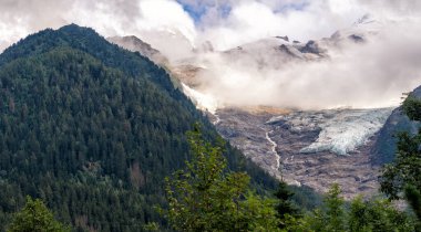 Mont Blanc Massif, Fransa. Dağlar ve bulutlardaki buzullar